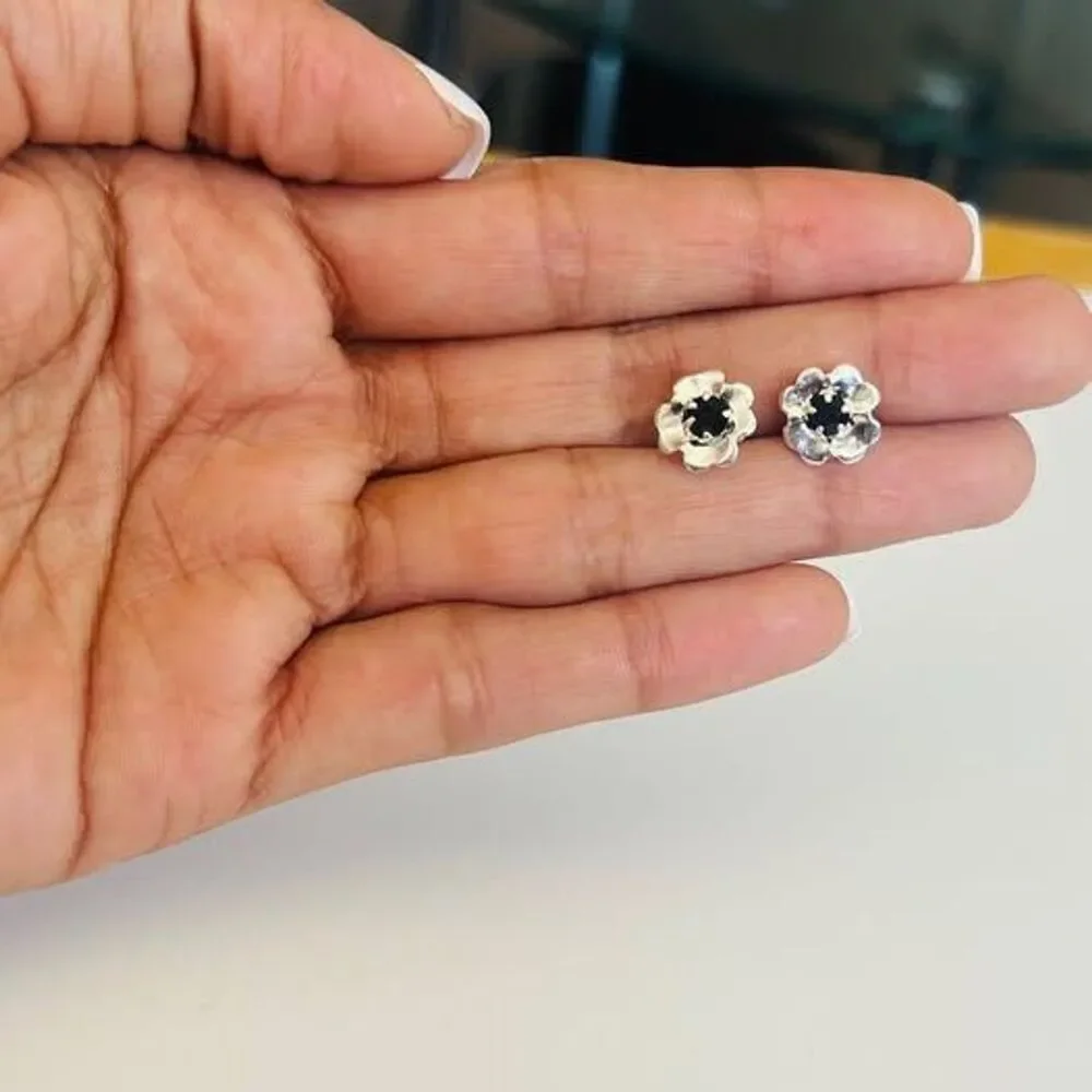 Taxco Mexico .925 Sterling Silver  Flower Stud Earrings Black Stone |1 CM|.78 G